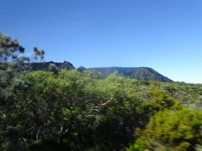 （車窓風景）ランパール渓谷を巻いて、ピトン・デ・ネージュに向かいます。