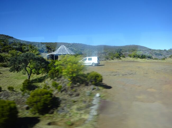 （車窓風景）途中に車屋があります。