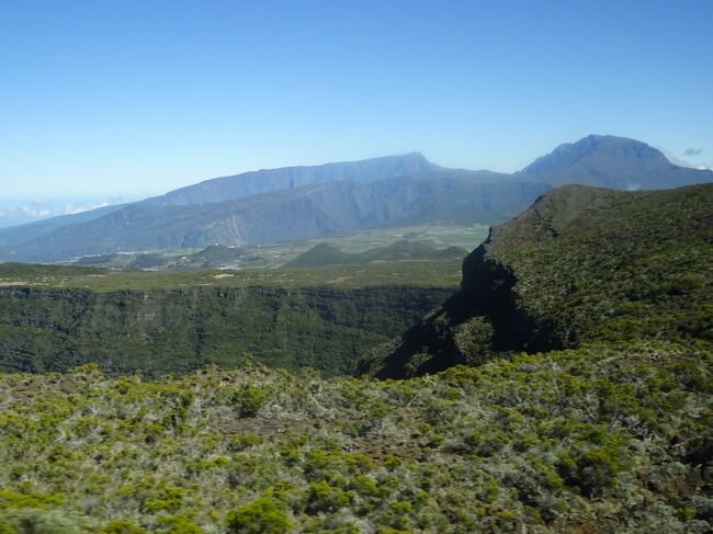 （車窓風景）手前がランパール渓谷　奥に右はピトン・デ・ネージュ（３０７１ｍ）　左はグランド・ベナール（２８９６ｍ）