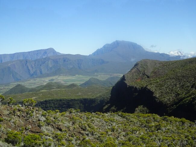 （車窓風景）手前がランパール渓谷　奥に右はピトン・デ・ネージュ（３０７１ｍ）　左はグランド・ベナール（２８９６ｍ）