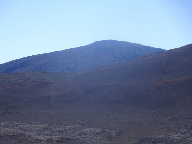 プレーヌ・ドゥ・サブレからのピトン・ド・ラ・フルネージュ（２６３２年）今でも活火山で頻回に噴火しています。