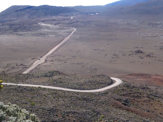 プレーヌ・ドゥ・サブレからの火口砂漠全景（中央の道をこれから走ります。）５－６０００年前に崩壊したクレーターです。
