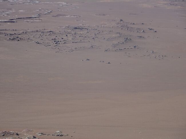 プレーヌ・ドゥ・サブレからの火口砂漠（砂の平原は右に見えるピトン・シスニーによる噴火と考えられています。）