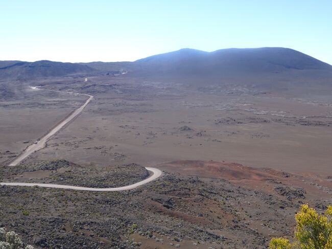 プレーヌ・ドゥ・サブレからの火口砂漠全景（中央の道をこれから走ります。）５－６０００年前に崩壊したクレーターです。（砂の平原は右に見えるピトン・シスニーによる噴火と考えられています。）