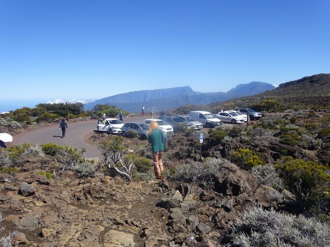 プレーヌ・ドゥ・サブレの反対側には遠くに右はピトン・デ・ネージュ（３０７１ｍ）　左はグランド・ベナール（２８９６ｍ）が見えます。