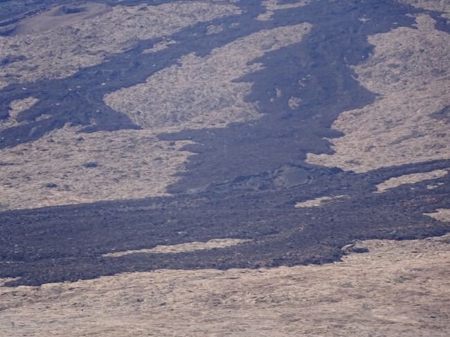 パ・ドゥ・ベルコンブより流れ出た溶岩を見ます。