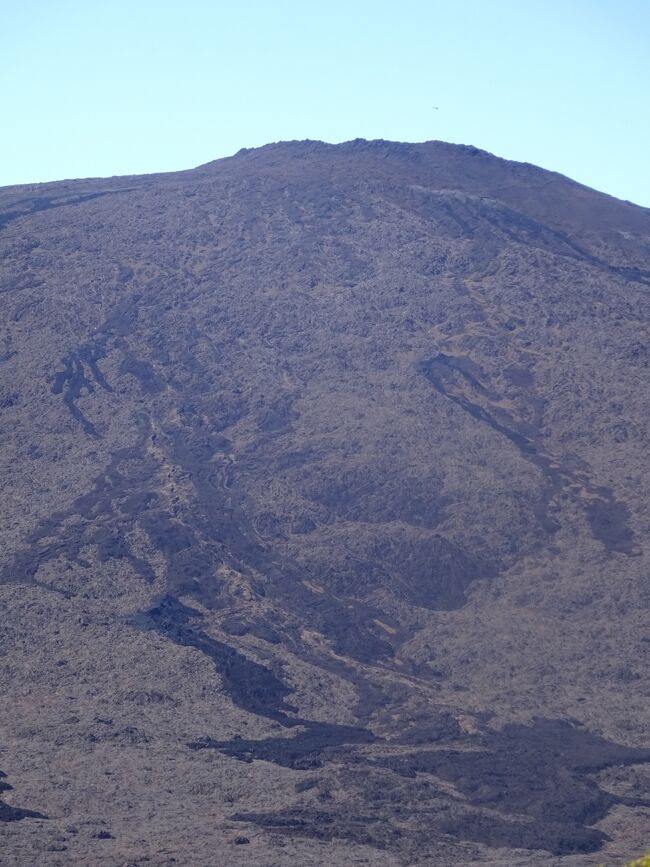 パ・ドゥ・ベルコンブより見たピトン・ド・ラ・フルネージュと溶岩