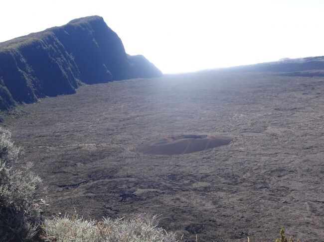 パ・ドゥ・ベルコンブよりレオ火山を見ます。（あそこまで歩きます。）高低差は１２０ｍです。