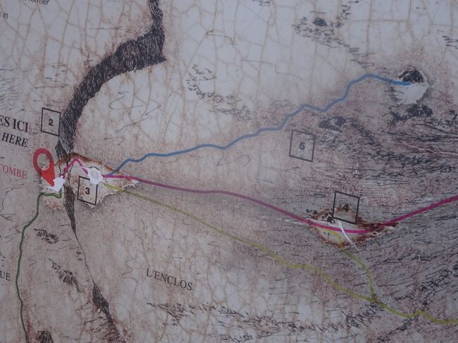 左はレオ火山　右はピトン・ド・ラ・フルネージュ（カルデラ内には沢山の火口があり、今でも時々噴火しています。）