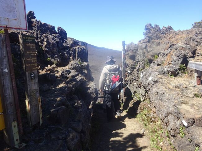 ここから、カルデラ内に入ります。下りになります。（７月１日より８月３まで火口活動があり、カルデラ内は入れませんでした。この入口は８月３１日に開きました。）