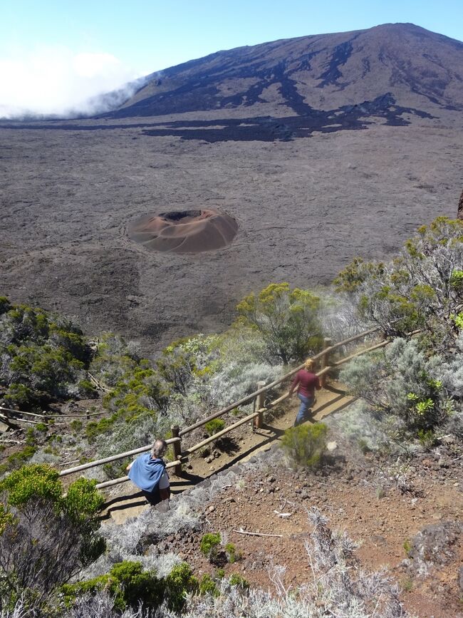 遊歩道とピトン・ド・ラ・フルネージュとレオ火山