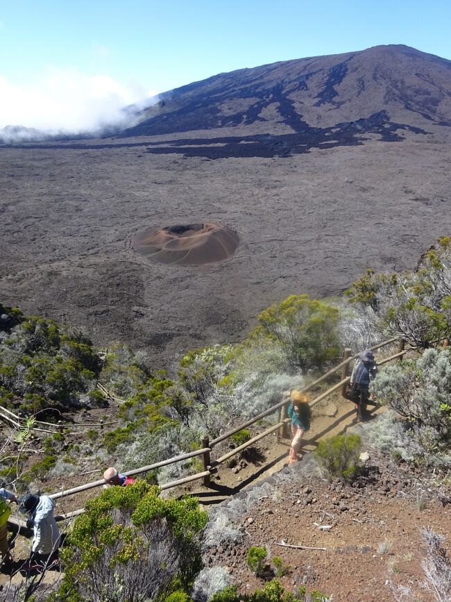 遊歩道とピトン・ド・ラ・フルネージュとレオ火山