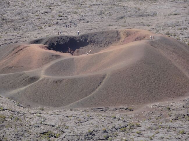 レオ火山（人が米粒で見えます。）