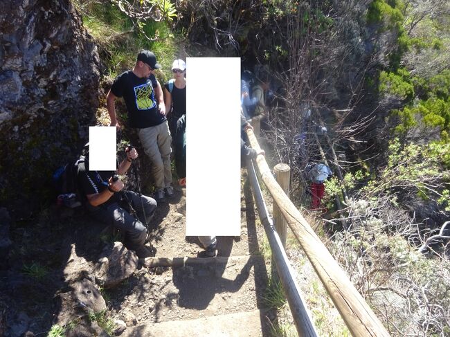 疲れて休む人々