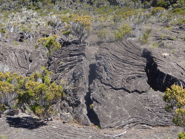 溶岩の褶曲した跡