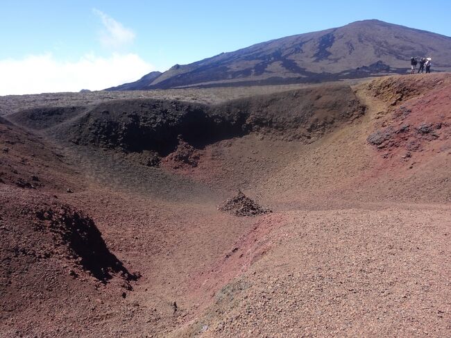 レオ火山の火口淵に立ちます。（後ろはピトン・デ・ネージュ）