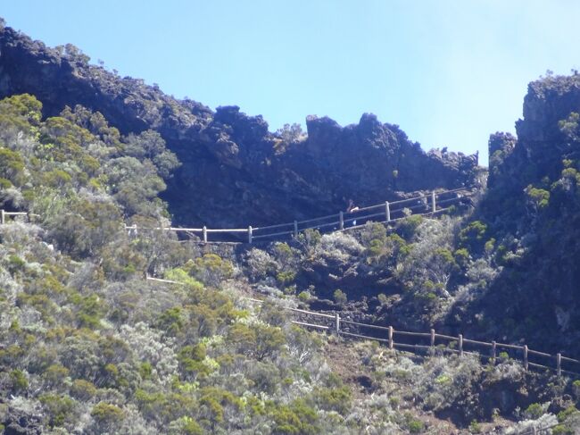 レオ火山より降りてきた道を見ます。