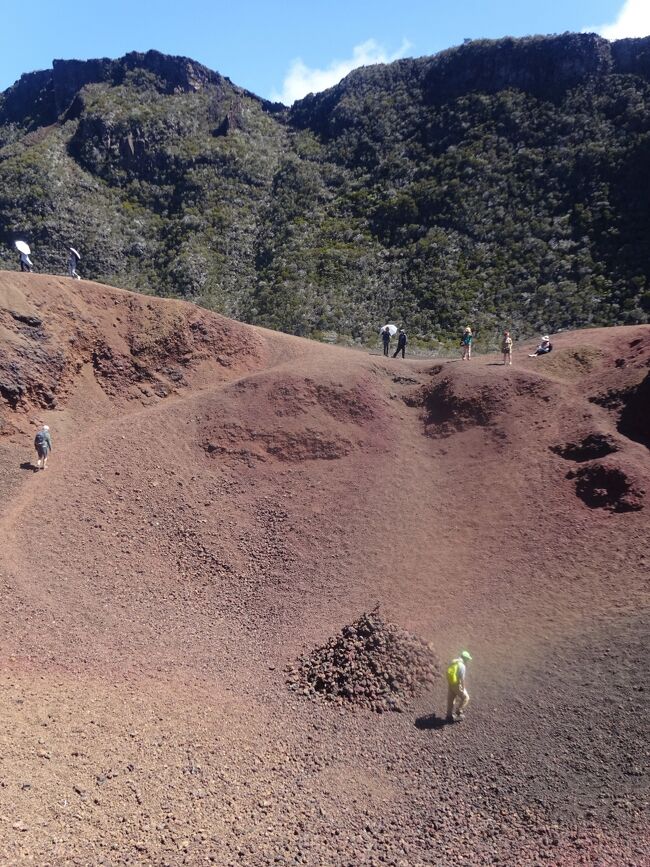 レオ火山火口内と遊歩道