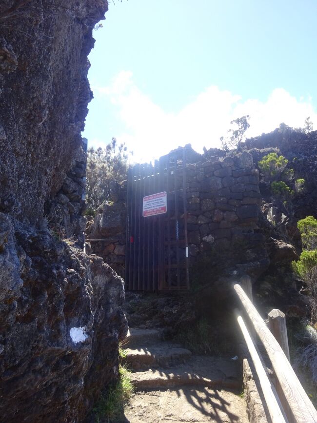 カルデラへの入口の門（８月３１日に開きました。）