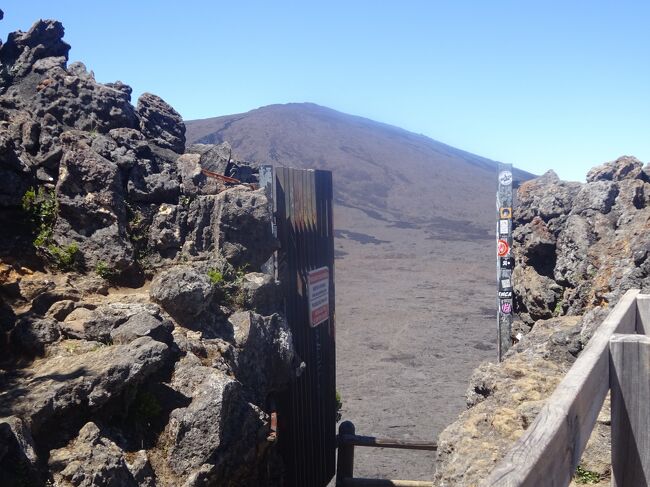 ここから、カルデラ内に入ります。下りになります。（７月１日より８月３まで火口活動があり、カルデラ内は入れませんでした。この入口は８月３１日に開きました。）奥にピトン・デ・ネージュが見えます。
