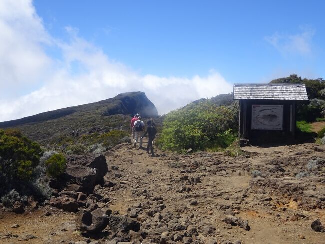 カルデラ内の入口までこのような道を歩きます。