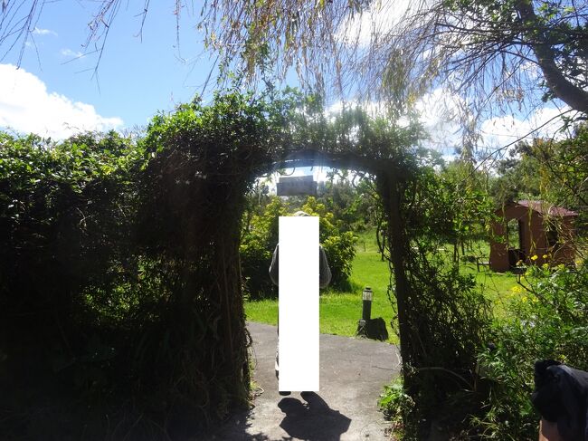 昼食を戴いた民宿のR「L’Auberge de la ferme du pecher gourmnd 」<br />クレオール料理で主食はパンですが、コメもフランス本国の１０倍も食べます。）