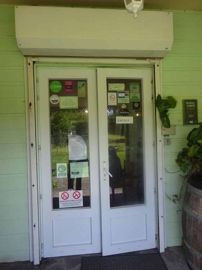 昼食を戴いた民宿のR「L’Auberge de la ferme du pecher gourmnd 」入口