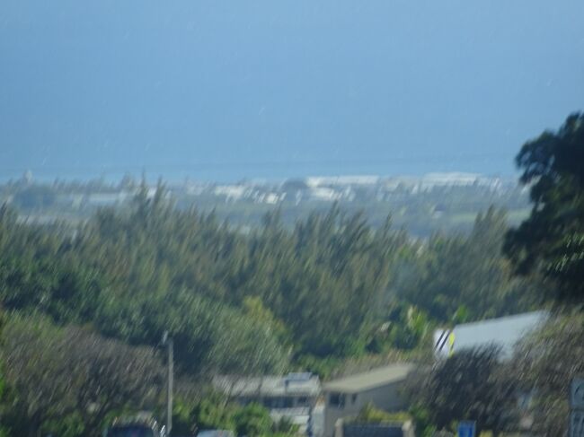 同じ道を戻らず、島の西側の海岸沿いの道を走り、サン・ドニに戻りました。<br />サン・ピエールの街