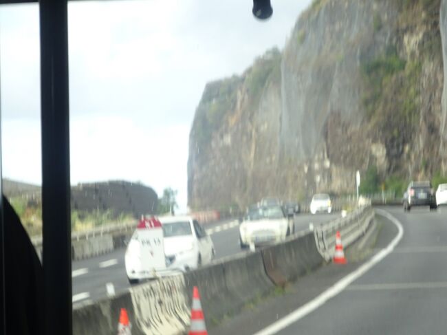 崖沿いの道を走ります。