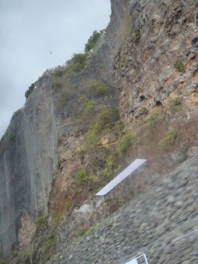 このような崖沿いの道を走る為、時々、岩が落ちるそうです。その為、２０２２年、海上に道路を建設しました。