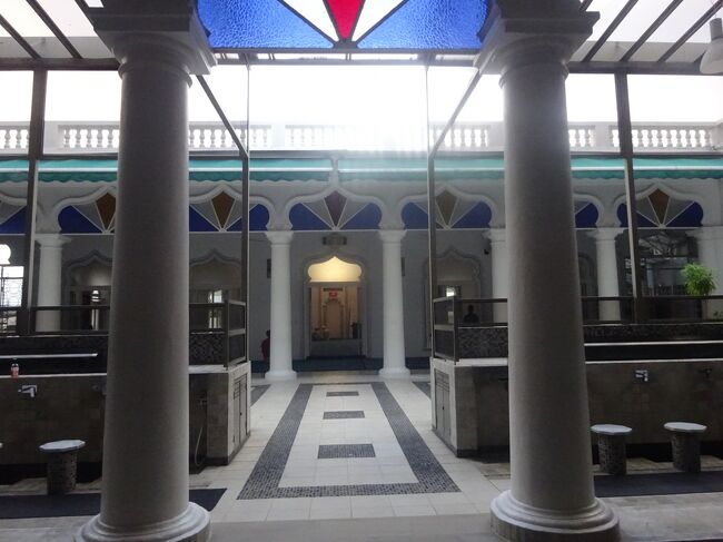 タムール・モスク（内部）１９０５年に完成。インドのダジャラートから来た人が建設しました。