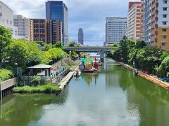 体育館を出て亀戸天神社へ向かいます。
少し歩くと、どこかで見た名前・・・春先に行った木場・東陽町のホテルの近くを流れていた川ですね＾＾；
東京には疎いので地図を見てこんなに近くでびっくりでした＾＾；

あまり綺麗な川ではありません
江戸城に対して横に流れ、川幅が十間（18m）だったことからこの名がついたそうです
