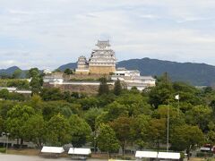 姫路城：お城手前の市の施設「イーグル姫路」の屋上より撮影。