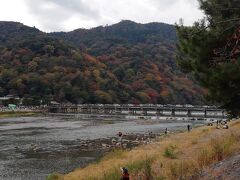 嵐山を渡月橋を隔てて臨みます。
紅葉のパッチワークで、山が色づいています。