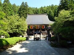 「根本中堂」。

立石寺の本堂ににあたる御堂。
現在の建物は１３５６年に再建されています。
ブナ材が使われている建築物では日本最古と言われています。
登山道の入口付近にありました。

参拝していきましょう～。