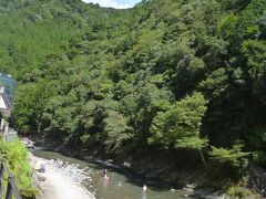 ■■■　9/2(土)　■■■
手術前の最後の旅です。週末、ホテル浦島で予約できましたので、１泊することになりました。目的地は紀伊半島の南部です。自宅から大きく３つの行程があります。(1)紀伊半島の西側を高速道で南下、(2)関西から三重まで走行し、伊勢神宮を経由し紀伊半島の東側を南下、(3)関西から奈良県を山越えです。今回、往路は(3)となりました。昼食ポイントの瀞峡（どろきょう）を目指します。
■道の駅 吉野路上北山
インターネットで検索したところ、2時間半程度と見込んでいましたが、３時間半かかりました。山道は侮れません。道の駅 吉野路上北山でトイレ休憩です。河川でキャンプされていました。まだ、真夏の気温です。
■行程
自宅 → 阪神高速・南大阪道・京阪奈道 → R169（奈良） → 道の駅 吉野路上北山