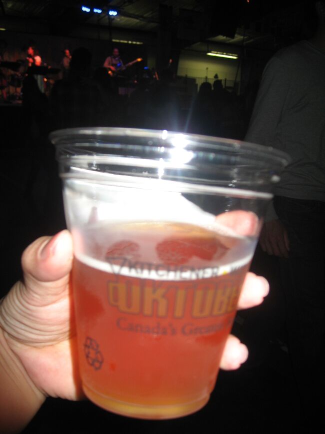 キッチナーのオクトーバーフェストは本場ミュンヘンに次ぐ世界で第2番目の規模を誇るビール祭り。とのことだけど、私たちが選んだ会場が微妙だったのか、体育館での催しものみたいな感じだった。会場が20箇所以上あるみたいなので、アタリの場所に行けば、もっとはっちゃけてるのか？<br />ま、それでも美味しいビール飲んで、酔っ払って、踊って、すごく楽しかった！