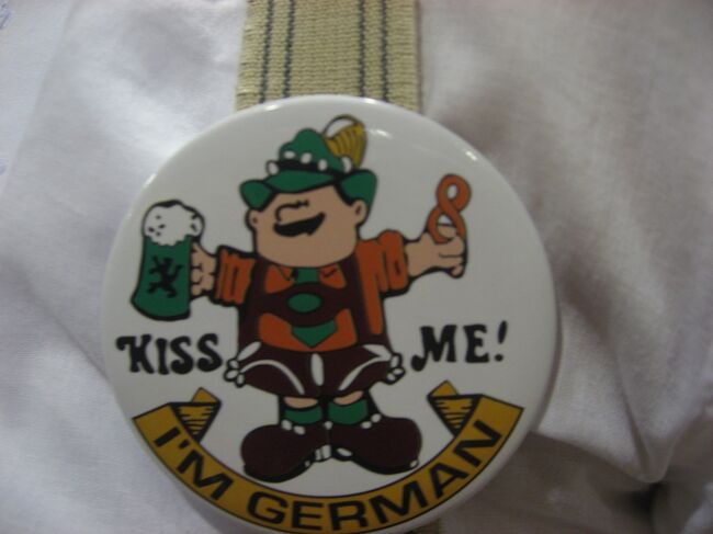 アレックスがつけてたバッジ。「KISS ME! I'm GERMAN」こういうの付けちゃうキャラだったっけ？<br />ミシェルは「I'm not GERMAN but kiss me anyway!」っていうバッジつけてた。可愛い。
