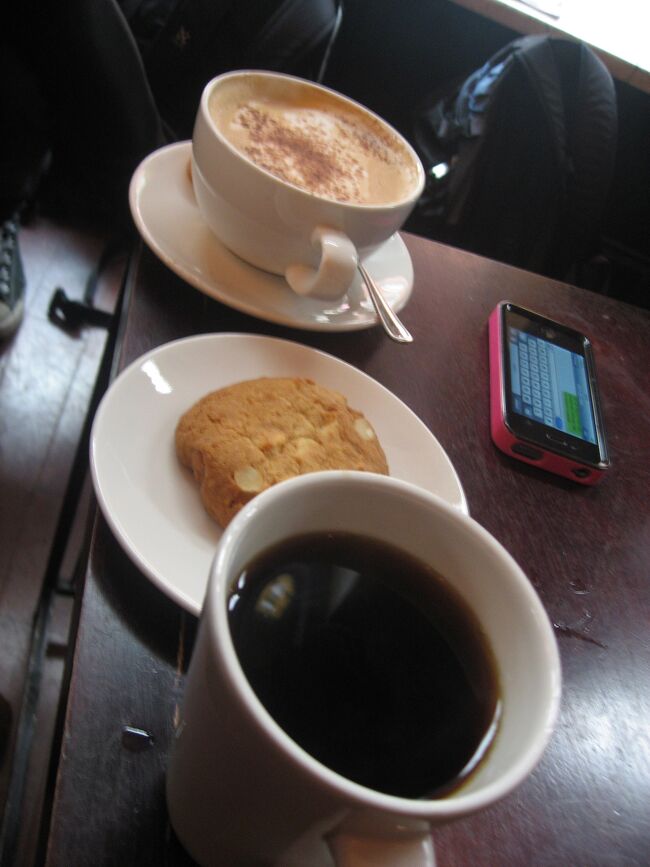 到着してすぐとりあえずコーヒー。机に載っている私のiPhoneの太さ！歴史を感じる。