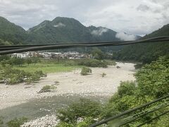 豊橋から一日数本しかない直通に乗る。
愛知県豊橋と長野県辰野を結ぶ長いローカル線。
途中は意外に静岡県。
しかも浜松市内。