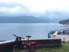 ミニベロで湖の半分をサイクリング。
ボートハウスからイタリア大使館の先まで散策しました。イタリア大使館より先は砂利道でさらに奥はハイキングコースになるのでマウンテンバイクでないと大変そうでした。
湖周辺は車通りも少なく、まさに静かな湖畔を満喫できます。