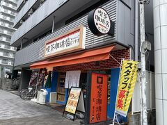 翌朝、朝食どうしようと歩いていた時に「ピノキオ」発見。
「〇〇（地名）食堂」「毎度おおきに食堂」などで有名なフジオフーズの喫茶店ですが、実は本社は大阪の南森町だと皆様ご存知でしょうか。
というわけで、自分の家の近所にもあるピノキオですが、入ったことありません。
せっかくの機会ですので、朝食にしてみましょう。