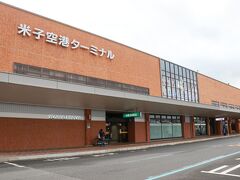 旅の初めは島根県に位置する米子空港から。せっかくなら鉄道でのアクセスで訪れたいところではあるのですが、費用や所要時間の面から空路での現地入りとなりました。コンパクトな空港ですが土産物屋さんなどもあり特に不便を感じることはありません。

