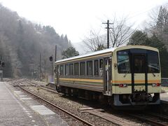 列車は定刻14時33分に終点の備後落合駅に到着。
完全に山間の中にある同駅ですが、JR芸備線の乗り継ぎ列車もある関係でひと時の賑わいが見られました。

車内のほとんどの乗客は乗り換えていきましたが、一部は同じ列車で木次方面へと折り返していく姿も。また同じところ戻っていくの・・・？


長くなったので一度切ろうと思います。
続編を作る・・・かもしれません。
稚拙な旅行記ではありましたが、最後までご覧いただきありがとうございました。