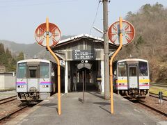 前回は木次線で知る人ぞ知る(?)山間のターミナル、備後落合駅までやってきました。ここで待ち受けるのはJR芸備線の三次行と新見行。どちらも先客で座席はほぼ埋まっており乗り換え客は一部が立ち席となってしまいましたが、窓を背にして座るロングシートが多い車両では景色を眺めるにはむしろ好都合。
今度は列車が発車し人が誰もいない静寂な環境も味わってみたいところです。