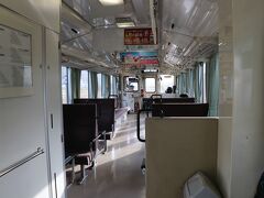 宍道駅からのJR木次線しかり、備後落合駅からのJR芸備線しかり、乗り継ぎの良い便にはマニアが集中するんだから・・・と非難したいところではありますが(笑)この列車は途中の東城駅止まりでそこから先は(列車に関しては)なんの接続もないことから車内は地元住民のみでスカスカ。
ローカル線と言ってらこうこなくちゃと思う反面、やはりお客さんが少ないと今後が心配になるところではあります。