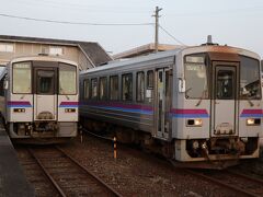 備後庄原駅でバスを降り引き続きJR芸備線、乗りつぶしの旅へ。
こちらの駅は上下線の行き違いができる駅のようで、先にやってきたのは備後落合発三次行。備後落合駅での接続列車はないはずなのですが、車内にはカメラを持ったマニアの姿がちらほら。もしかしたら1枚目に写っている三次行をやり過ごして備後落合駅で時間潰しをしていたのかもしれません。
