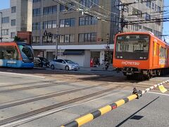 というわけで、駅のコインロッカーに荷物を預けて、松山市内を街歩き☆

まずは大手町駅前の「ダイヤモンドクロス」
市内電車と郊外電車が平面交差していて、市内電車は車と同じく、踏切で電車の通過待ちをします。
レールと架線が交差していて、おもしろいです☆