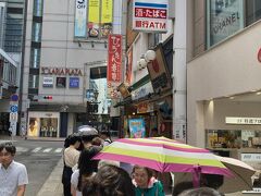 天神についていそいでひょうたん寿司に並ぶ。
店の外まで行列。