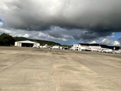 なんとか雨は降っていませんがご覧のとおり黒く分厚い雲が。
飛行機を降りてからターミナルへは歩きます。離島あるあるですね。

E170を目の前にターミナルへ歩きます
https://www.youtube.com/watch?v=3MrD7HECqVA